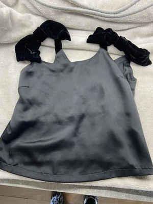 SIGUIENTE Top negro noche/ocasión lazos en las mangas 100 % poliéster talla 8 Nuevo con etiquetas Foto 1 de 4