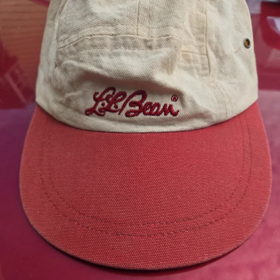РЕДКАЯ 80-х годов сделано в США LL Bean Cursive утка ткани длинный Билл крышка.  красный.  Белый 7 1/4 - Изображение 1 из 4
