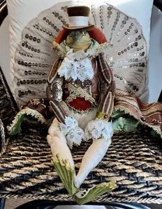 Katherine’s Collection Wayne Kleski Gentleman Frog bambola vestita fino agli anni 9 con cappello a cilindro - Foto 1 di 21