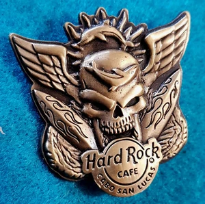 CABO SAN LUCAS BRONCE CALAVERA ALADA SERIE TABLAS DE SURF DELFINES Hard Rock Café PIN - Imagen 1 de 1