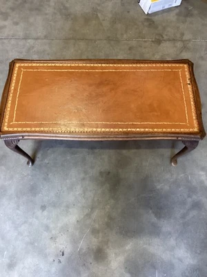 STUNNING VINTAGE BROWN LEATHER TOP COFFE TABLE WITH QUEEN ANNE LEGS Needs TLC - Image 1 of 4