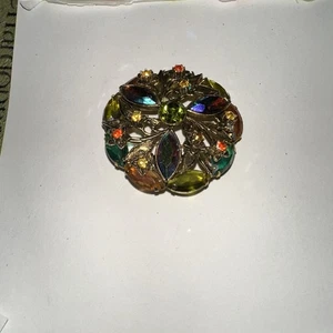 Broche prendedor vintage verde amarillo AB estrás hoja floral tono dorado 1,75" - Imagen 1 de 5