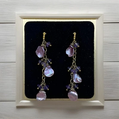 Pendientes colgantes boho tono dorado con perla barroca púrpura de agua dulce  Foto 1 de 4