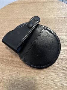 Ex Police Black Leather Left Handed Rigid / Speed Handcuff Pouch. Unissued. V98 - Imagen 1 de 8