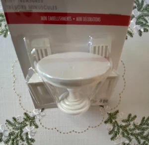 ASHLAND CHRISTMAS TINY TREASURES TAVOLO DA PRANZO E SEDIE 3 PZ CASA DELLE BAMBOLE MINIATURA - Foto 1 di 9