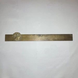 01K20 ANCIENNE REGLE PRESSE PAPIER EN BRONZE MAX LE VERRIER CASQUE DE POMPIER - Imagen 1 de 5