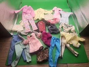 Lote de 20 Misc. Piezas de ropa de Barbie y amigos - Imagen 1 de 5
