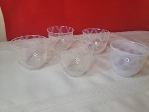 Juego de 5 vasos pequeños de vidrio opalescentes iridiscentes - Imagen 1 de 6