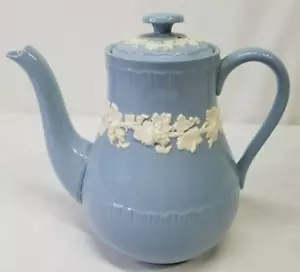 Wedgwood Queensware Kaffeekanne Deckel geprägt cremefarben auf Lavendel blau Muschelrand - Bild 1 von 12