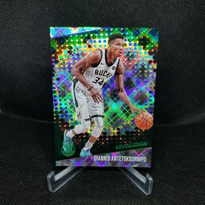 2017-18 Panini Revolution Cosmic #76 Giannis Antetokounmpo #41/100 Bucks 🏀
