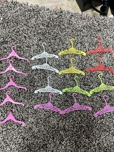 Lote de 17 perchas de ropa de moda Barbie Mattel 1984 y más vintage - Imagen 1 de 3