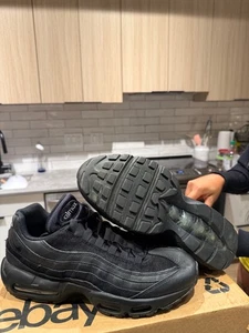 NIKE AIR MAX 95 TRIPLE NERO GRIGIO UK10 US 11 CI3705-001 100% AUTENTICA UOMO - Foto 1 di 9