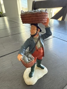 Vintage Lemax treno di Natale villaggio pescatore con cesti statuina pescivendolo 3" CE - Foto 1 di 4