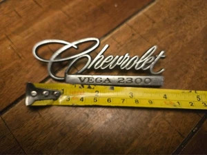 Insignia emblema Chevrolet Vega 2300 vintage OEM 9870383 cromo escritura coche clásico - Imagen 1 de 4