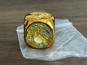 ManaMoon - Glänzende Variante Lizardo Die 1x (CHARIZARD) - Amanda Lapalme NEU/UNBENUTZT - Bild 1 von 5