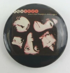 Vintage 80s SQUEEZE "SWEETS FROM A STRANGER" PIN BUTTON BAND BADGE - AUTHENTIC - Picture 1 of 3