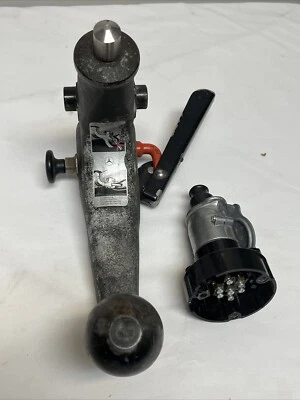 Gancho y enchufe de remolque de fábrica Mercedes Benz R107 W126 380SL SEC SEL 560SL SEC SEL Foto 1 de 4