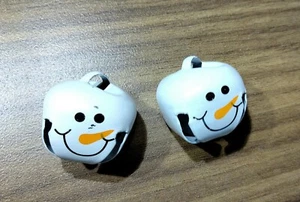 Muñeco de nieve Jingle Bell dijes blanco cara feliz vacaciones Navidad artesanía 1 pulgada - Imagen 1 de 4