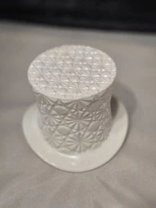 Sombrero de copa vintage FENTON de vidrio leche patrón de margarita y botones 3,5" de alto - Imagen 1 de 7