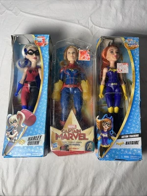Lote de muñecas DC Super Hero Girls Harley Quinn Batgirl+Marvel Captain Marvel dañadas Foto 1 de 4