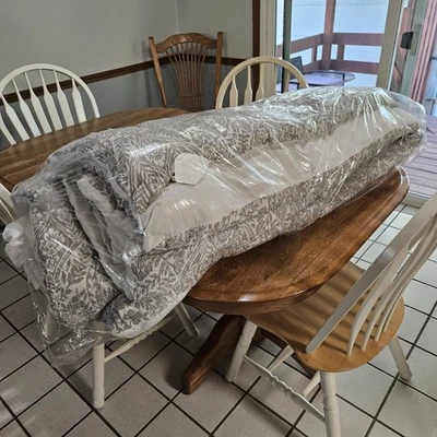 Edredón, California King Size, patrón floral blanco y gris Foto 1 de 3