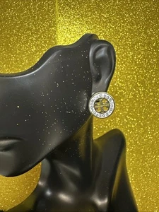 Orecchini a perno Tory Burch grandi con logo oro - Foto 1 di 6
