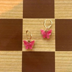 Pendientes colgantes mariposa rosa chapados en oro - Imagen 1 de 2