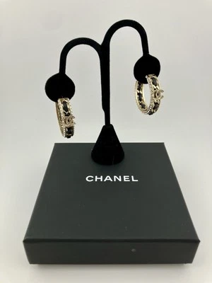 Pendientes de aro Chanel de cuero negro con logotipo CC CH201 de cristal Foto 1 de 4