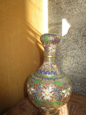 Joli vase ancien en émaux cloisonnés - Photo 1/4