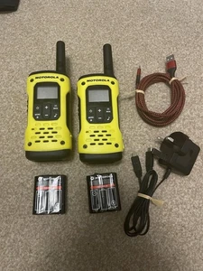 2 x Motorola T92 Licence-free Two Way Radios H20 Long Range 10km Camping Hiking - Afbeelding 1 van 11