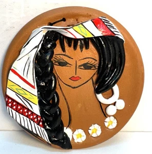 Vintage fatto a mano ceramica argilla dipinta a mano arte da parete ragazza con trecce 5" tondo 3D - Foto 1 di 7