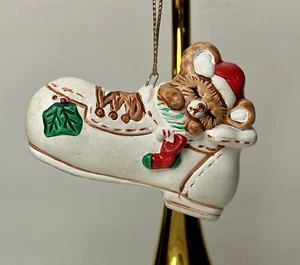 Vintage Russ Ceramic Christmas Tree Ornament Taiwan Teddy Bear Sleeping in Shoe - Imagen 1 de 12