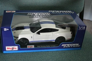 Mustang Shellby GT500 2020 blanco con rayas azules escala 1/18 Maisto nuevo - Imagen 1 de 7