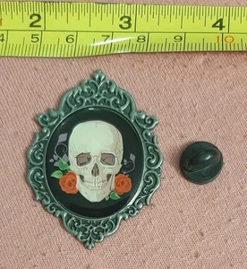 Gothic Halloween Totenkopf und Rosen Kamee Stil Anstecknadel Tag der Toten - Bild 1 von 4