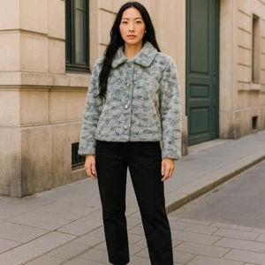 Chaqueta de manga larga con botones de piel sintética gris St John Sport Marie para mujer talla pequeña - Imagen 1 de 7