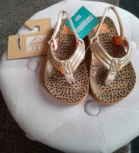 Reef Little Ahi Wild Metallic Gold Mädchen Flip Flops, Sommer Sandalen Größe 8 Neu - Bild 1 von 6