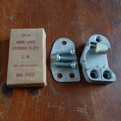 Ford Mercury 1959 1962 coche cerradura de puerta izquierda placa de golpeador nuevo SP34 B9A-6422009-A Foto 1 de 3