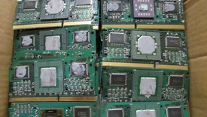 Raro Lote de 10 LB Intel Pentium-II/III P2/P3 Ranura CPU/Procesador Recuperación de Chatarra de Oro - Imagen 1 de 4