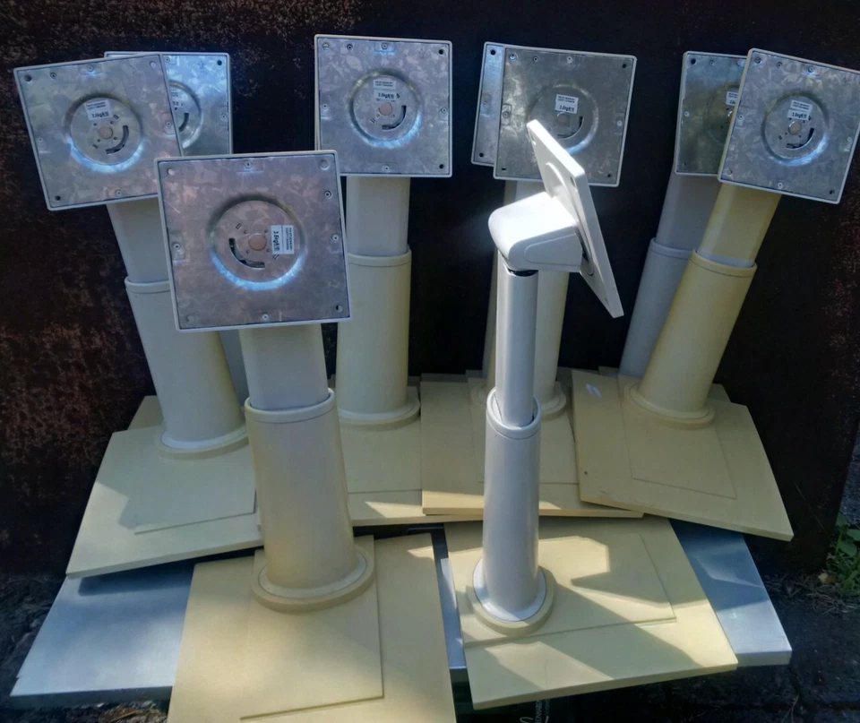 10 Stück Monitor Fuß  Ständer B/C Ware UV vergilbt für ca. 3,5kg Monitore 19-24" - Bild 1 von 4