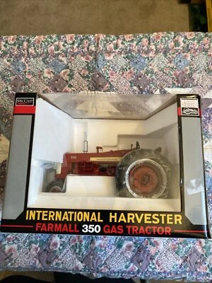 Tractor de gas International Harvester Farmall 350 modelo de metal fundido a presión escala 1:16 Foto 1 de 3