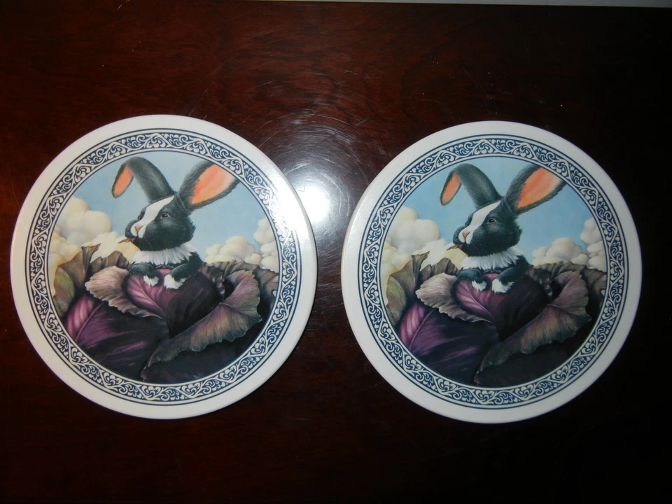 Juego de 2 remaches de melamina conejo blanco y negro por Design Imports Foto 1 de 1