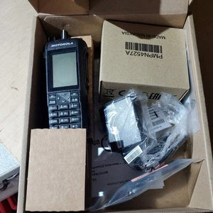NOWE Motorola R7 Dwukierunkowe radio cyfrowe AAH06RDN9RA1AN MOTOTRBO 403-527M 4W NKP - Zdjęcie 1 z 4