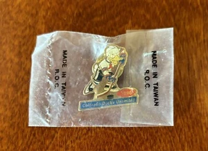 1996 Colorado DU Ducks Illimitato Cappello Smalto Babbo Zaino Giacca Spilla NUOVO - Foto 1 di 3