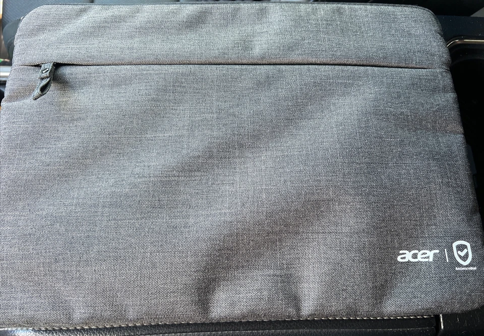 Funda acolchada para portátil marca Acer gris. Cierre de cremallera y bolsa extra con cremallera Foto 1 de 1