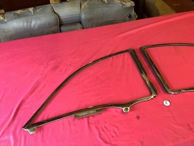 Cadillac Coupe Deville 1956 2 puertas cuarto trasero ventana marcos cromados. Par OEM. Foto 1 de 4