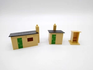Hornby Trackside Buildins Huts 3pc - OO - (Unused) Mint Condition - Foto 1 di 7