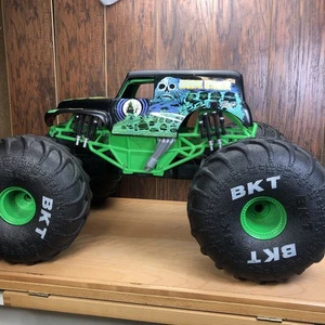 Monster Jam Mega Grave Digger 1:6 Scale All-Terrain RC Monster Truck - Picture 1 of 12