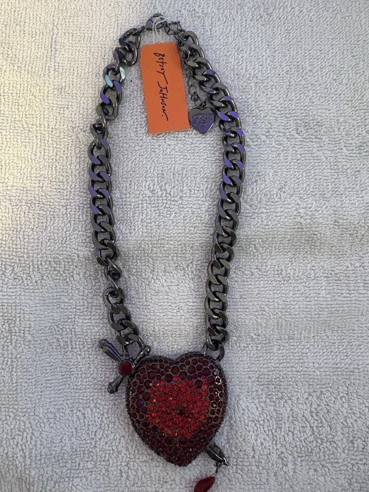 Collar Colgante Daga Corazón Sangrado Tono Hematita Betsey Johnson Nuevo con Etiquetas Foto 1 de 4