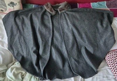 La Redoute Women's Cape With Faux Fur Trim, One Size - Image 1 of 4