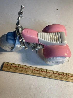 Little Ms Trike 3 Ruedas-ATV Cuerpo Rosa Con Horquillas Azules Processed Plastic Co. Foto 1 de 4